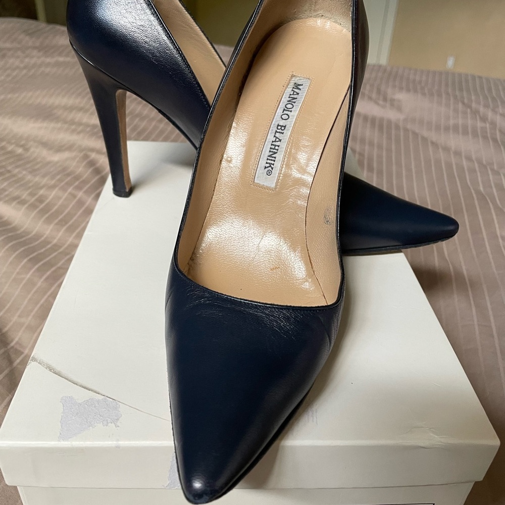 Manolo Blahnik Navy Heel Size 7B